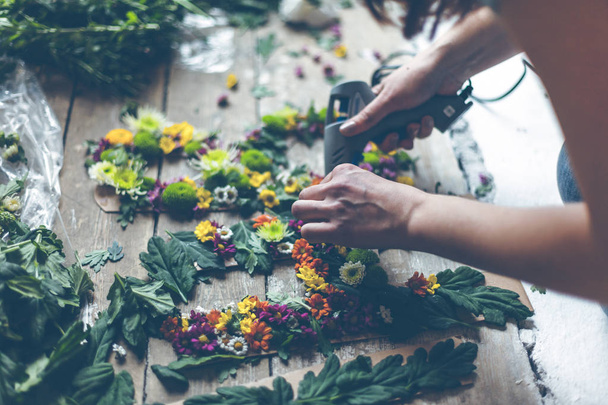 Florista fazendo decoração de flores
 - Foto, Imagem