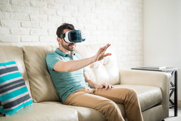 Mies virtuaalitodellisuus lasit
 - Valokuva, kuva