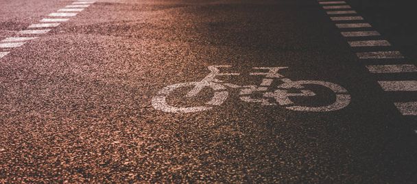 Bicicleta sinal de estrada na rua
 - Foto, Imagem