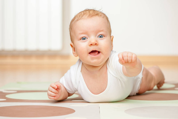 Neljän kuukauden ikäinen vauva
 - Valokuva, kuva
