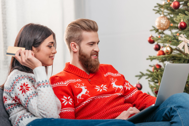 couple shopping online at christmas - Foto, Imagen