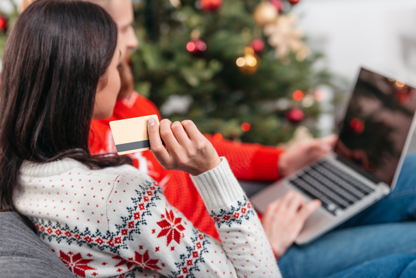 pareja de compras en línea en Navidad
 - Foto, imagen