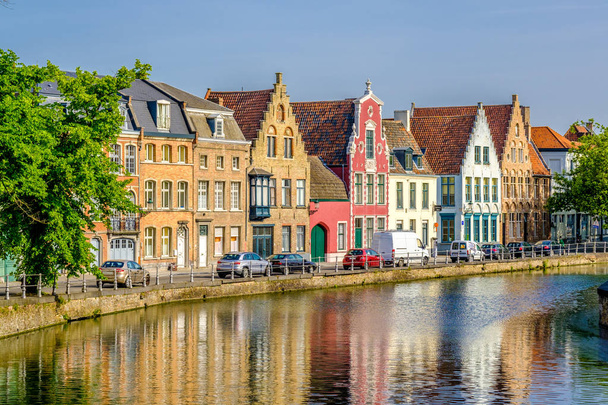 Bruggen kaupunkikuva vedellä
  - Valokuva, kuva