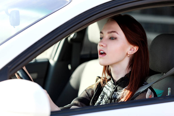 Πρώτη φορά οδήγηση ενός αυτοκινήτου. Νεαρή γυναίκα σε ένα αυτοκίνητο - Φωτογραφία, εικόνα
