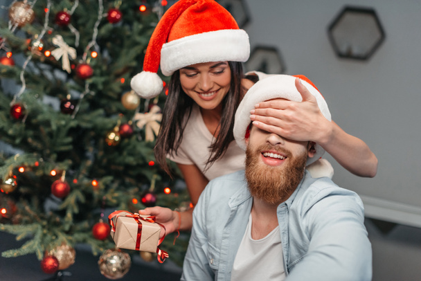 Jeune couple avec cadeau de Noël
 - Photo, image