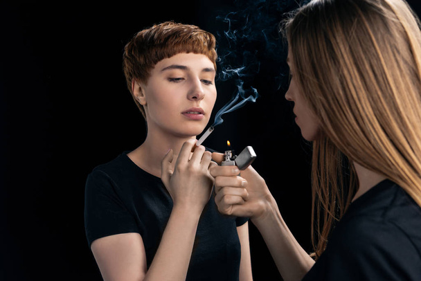 Jeune femme allumant cigarette
 - Photo, image
