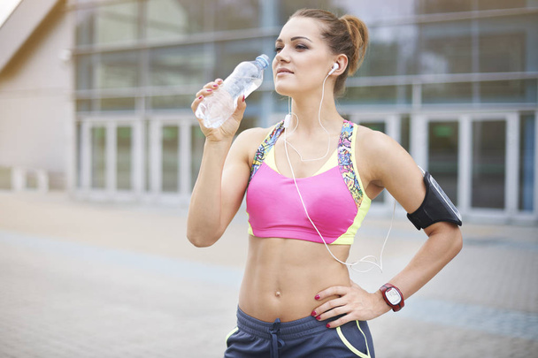 Mujer deportiva bebiendo agua
 - Foto, imagen