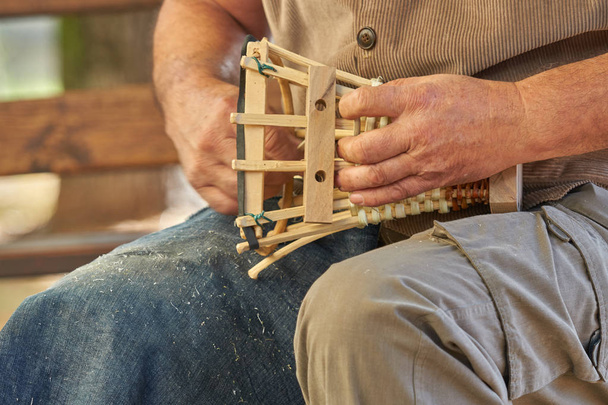 artesão tece cestas
 - Foto, Imagem