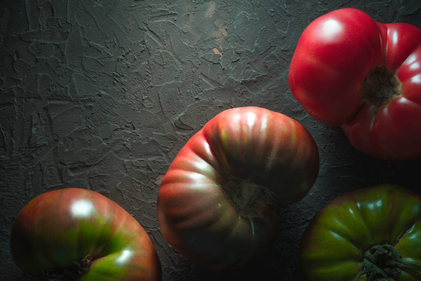 Ripe tomatoes on a gray background diagonal - Zdjęcie, obraz