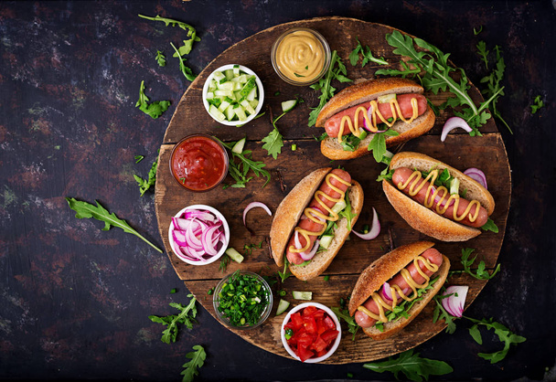 Hot dogs sur fond en bois
 - Photo, image