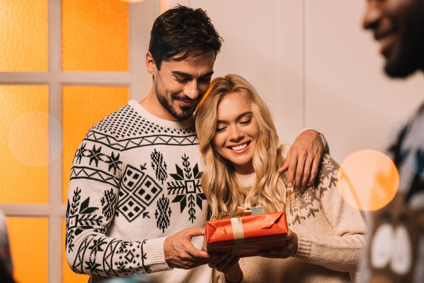 happy couple with gift at home on christmas - Foto, Imagem