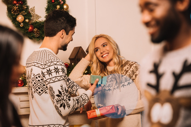 coppia multietnica scambiarsi regali di Natale
 - Foto, immagini