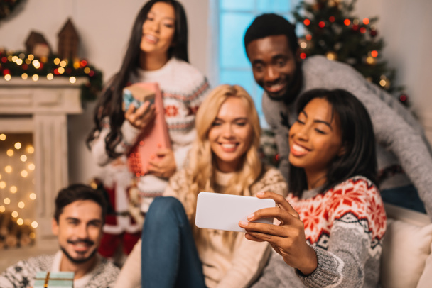 multi-etnisch vrienden nemen selfie op Kerstmis - Foto, afbeelding