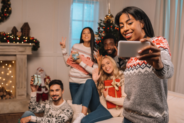 többnemzetiségű meg vesz selfie karácsony - Fotó, kép