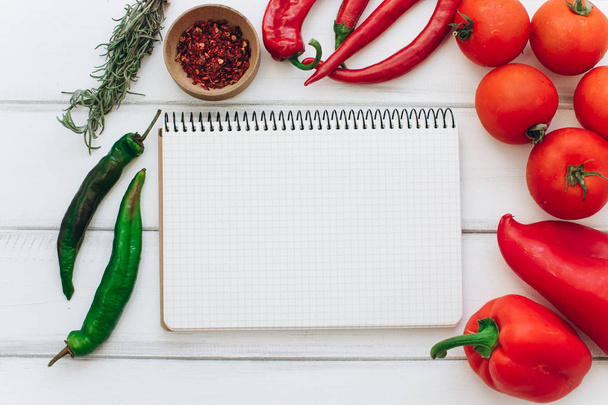 Cuaderno con verduras y especias
 - Foto, Imagen
