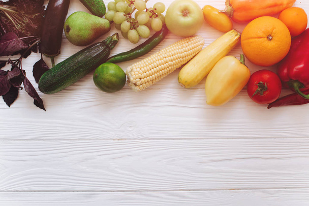 Regenboog gekleurde groenten en fruit - Foto, afbeelding