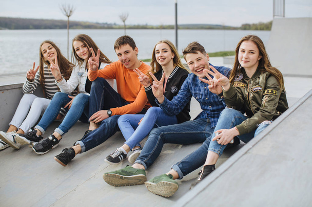 Sorridente adolescenti appendere fuori
 - Foto, immagini