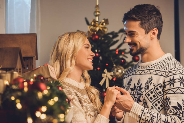 smiling couple on christmas eve - Foto, afbeelding