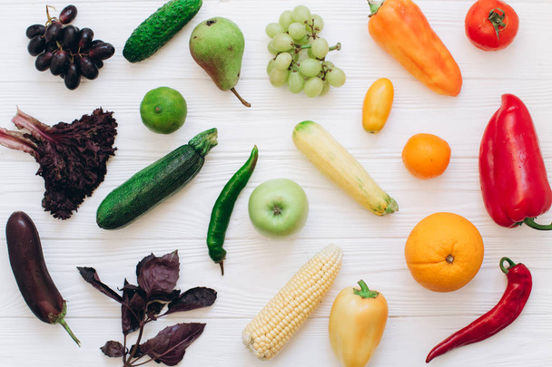 Regenboog gekleurde groenten en fruit - Foto, afbeelding