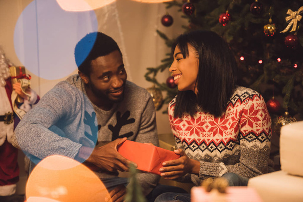 happy african american couple on christmas - Foto, afbeelding