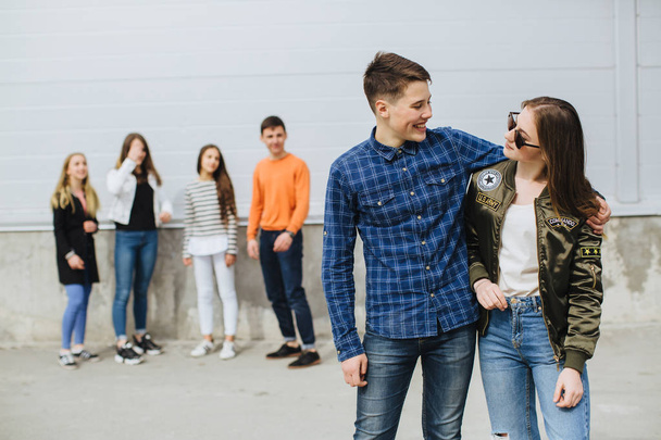 Adolescents souriants traînant dehors
 - Photo, image
