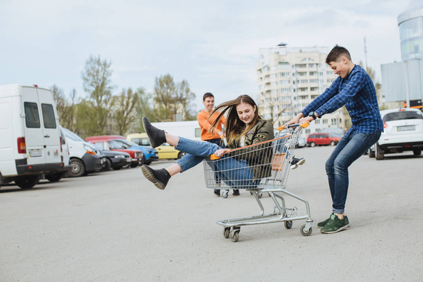 Girl riding in shopping cart - Foto, afbeelding