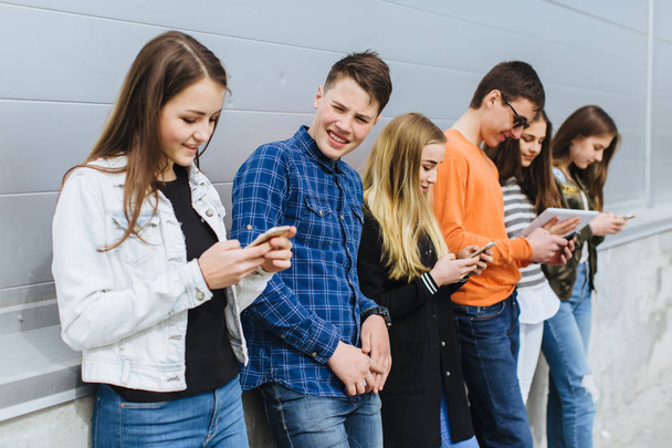 Groupe d'adolescents en plein air avec téléphones mobiles
 - Photo, image