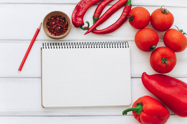 Cuaderno con verduras y especias
 - Foto, imagen