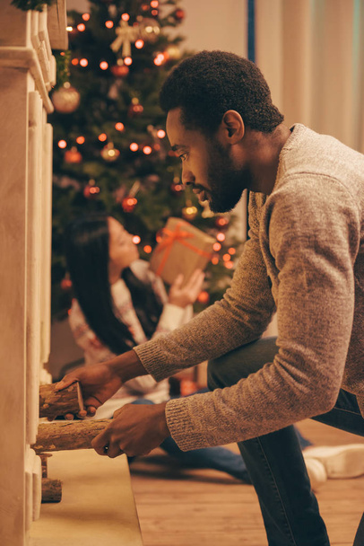 çok ırklı çift Noel Kutlamaları - Fotoğraf, Görsel