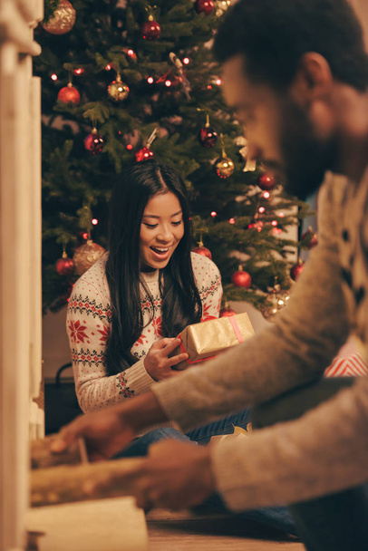 pareja multiétnica celebrando la Navidad
 - Foto, Imagen