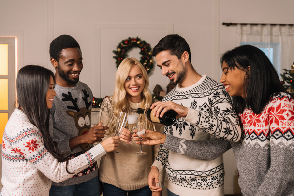 мультикультурні друзі з шампанським святкують Різдво
 - Фото, зображення