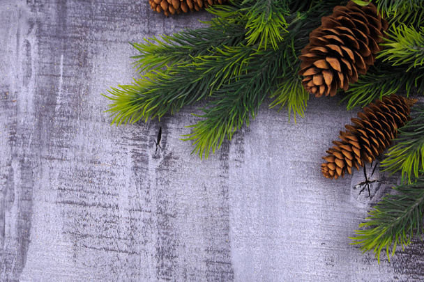 Fondo de Navidad con ramas de abeto y conos de pino con C rojo
 - Foto, imagen