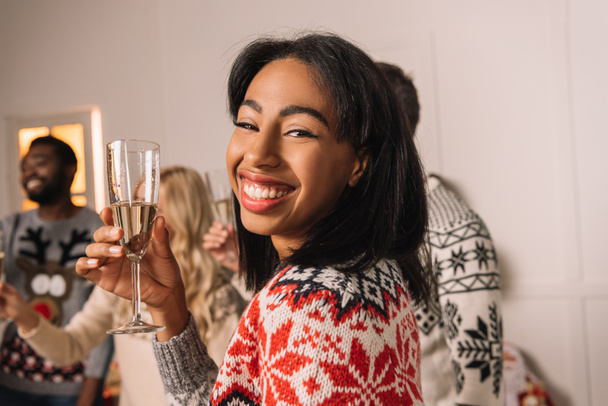 Африканская американка с бокалом шампанского
 - Фото, изображение