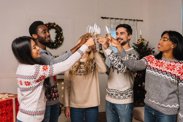 multikulturális meg pezsgővel ünneplő karácsony - Fotó, kép