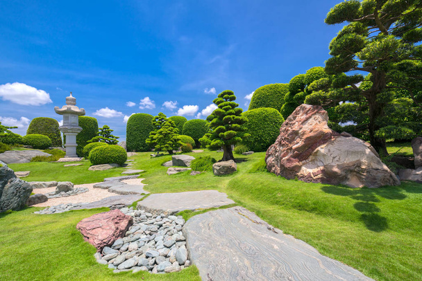 schöner Garten im Ökotourismus ist in Harmonie gestaltet - Foto, Bild