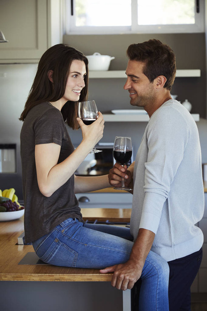 Loving couple enjoying wine - Foto, afbeelding