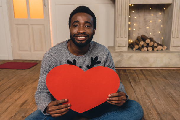 african american man with paper heart - Foto, Imagem