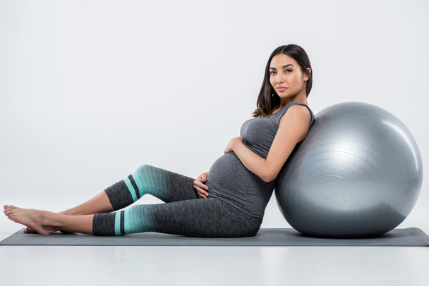 Mujer embarazada con pelota de fitness
 - Foto, Imagen