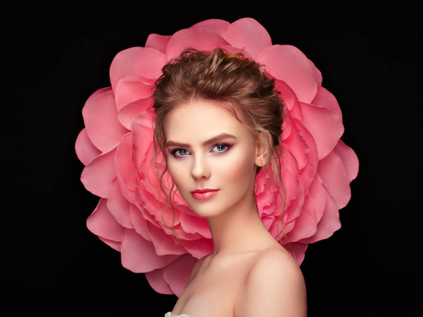 Beautiful woman on the background of a large flower - Foto, afbeelding