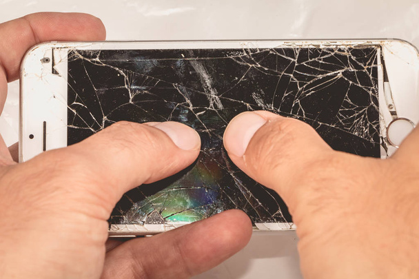 Un uomo tiene in mano un iphone 6S di Apple Inc
 - Foto, immagini