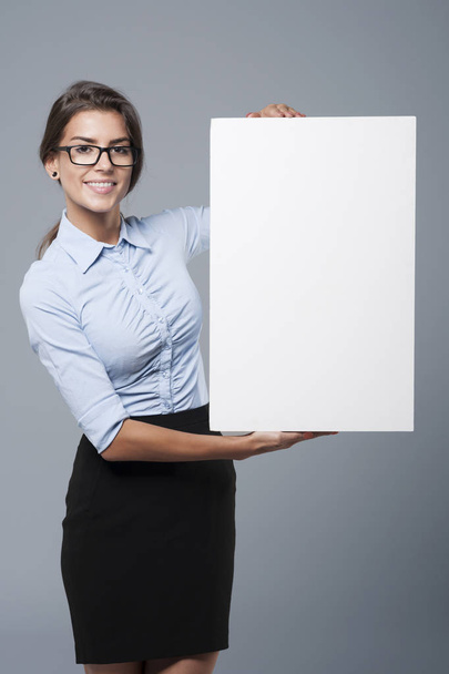  Mujer con tarjeta en blanco
 - Foto, imagen