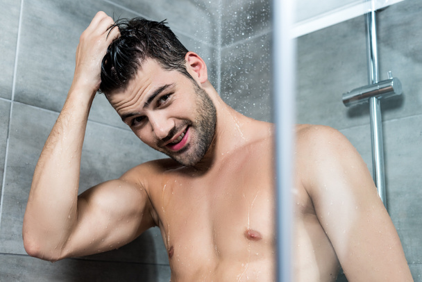 mladý muž osprchování - Fotografie, Obrázek