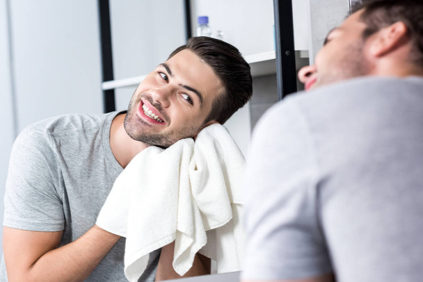 homem limpando rosto com toalha
 - Foto, Imagem