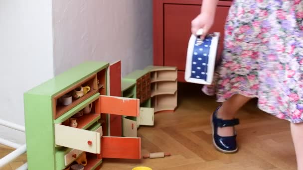 Sevimli küçük kız vintage oyuncaklarla çalış - Video, Çekim