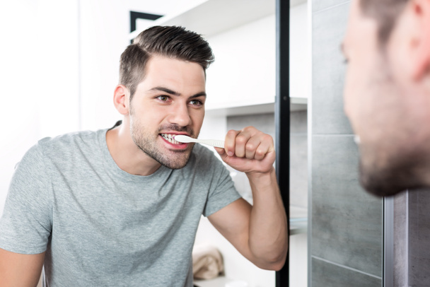 człowiek myjący zęby - Zdjęcie, obraz