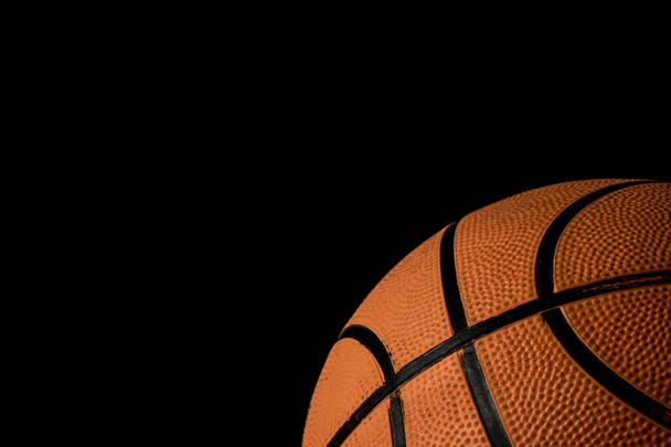 Un singolo pallacanestro isolato su sfondo nero
 - Foto, immagini