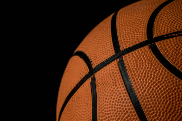 Один баскетбол изолирован на черном фоне
 - Фото, изображение