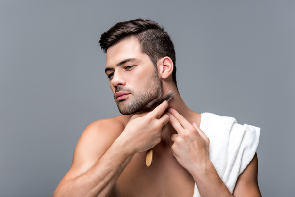 man shaving with straight razor - Zdjęcie, obraz