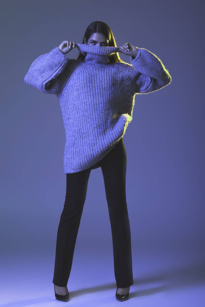 girl in trendy sweater - Foto, imagen