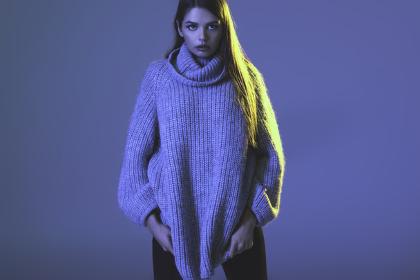 Девушка в модном свитере
 - Фото, изображение